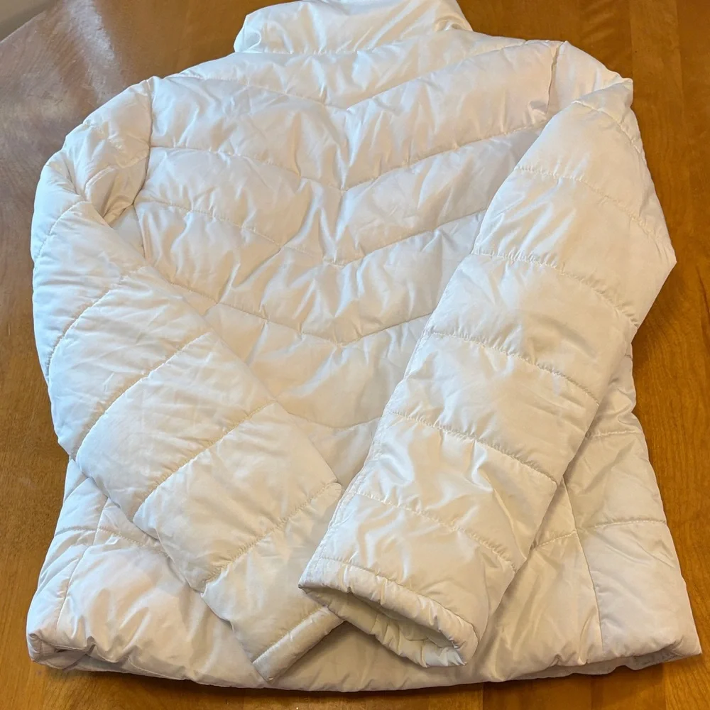 Old Navy Women's White Puffer Jacket - Picture 4 of 4